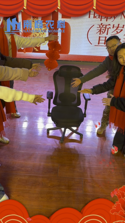 🎇 元旦快乐，温暖相伴 🎇时光匆匆，感恩 2025 年每一份支持与陪伴！从猪场到工厂，南商农科的成长，离不开每一位合作伙伴与家人的信赖！2026 年，我们将继续以贴心服务和硬核设备，陪您一路前行，养殖